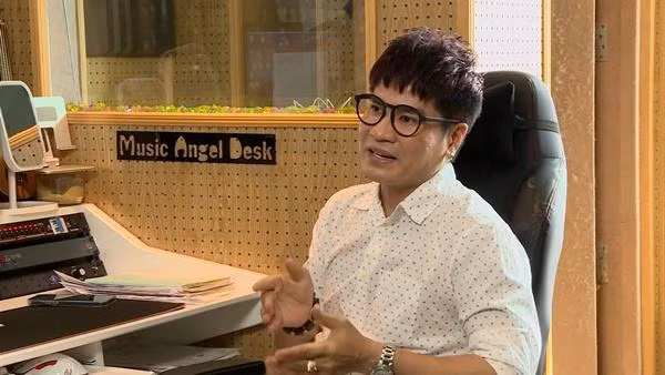 "Vua nhạc sàn" Lương Gia Huy tiết lộ hôn nhân với vợ kém 20 tuổi "Vua nhạc sàn" Lương Gia Huy tiết lộ hôn nhân với vợ kém 20 tuổi ảnh 1