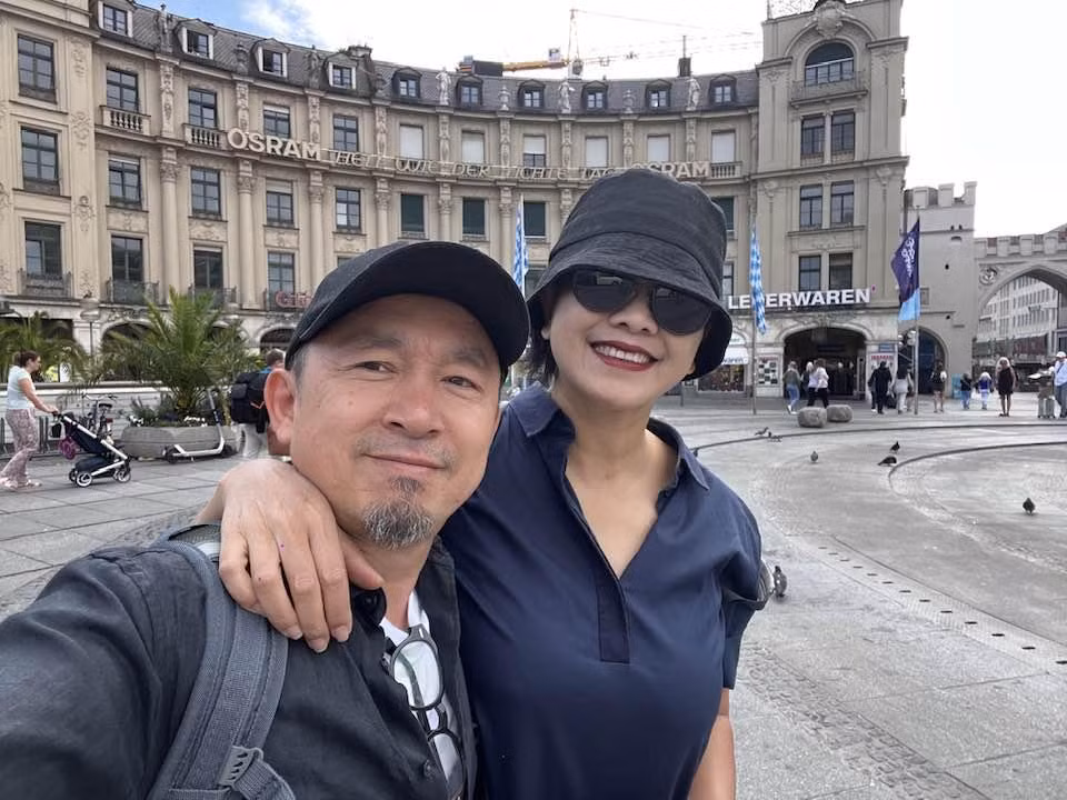 Nhạc sĩ Quốc Trung bên vợ mới. Được biết, nam nhạc sĩ và nửa kia đã bắt đầu xây dựng hạnh phúc gia đình từ năm 2015. Doanh nhân Lê Hương Lan cũng có mối quan hệ rất thân thiết, được lòng các con riêng của chồng. Không chỉ vậy, nữ doanh nhân cũng có mối quan hệ tốt đẹp với diva Thanh Lam.