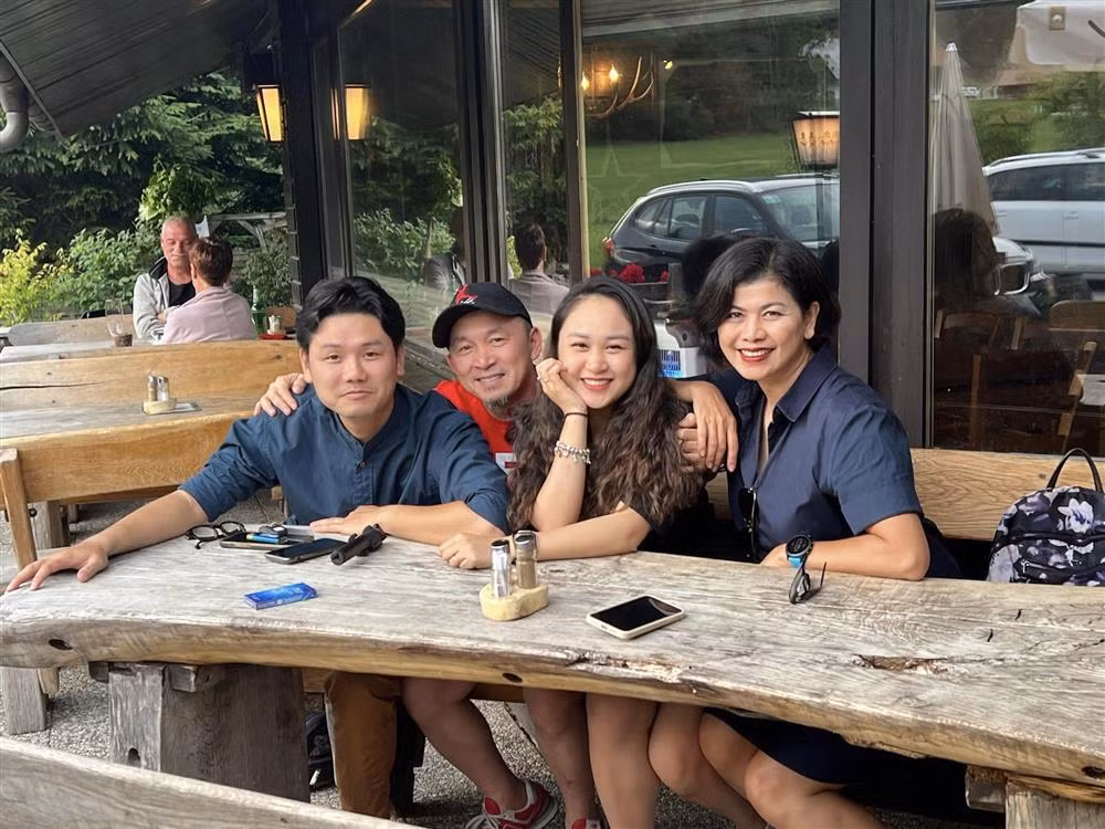 Họ thường xuyên cùng nhau đi du lịch, hoàn toàn không có khoảng cách nào.