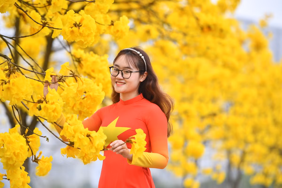 "Năm ngoái, tôi cùng gia đình phải lên tận Bắc Giang để được chụp ảnh với hoa phong linh. Giờ ngay gần nhà có địa điểm chụp ảnh lý tưởng nên tranh thủ tới đây giữa lúc hoa nở rộ", Nguyễn Thị Chi (quận Hà Đông) cho biết.