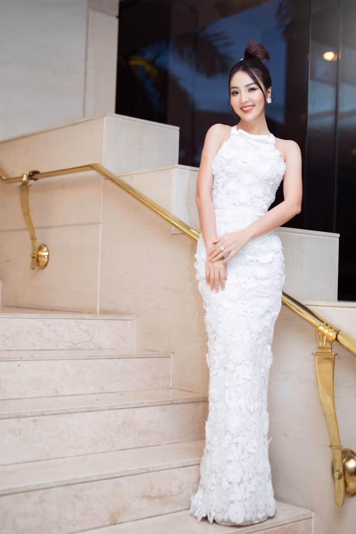 Á hậu Thuỵ Vân gặp sự cố, dẫn sóng trực tiếp - Hình 2 A hau Thuy Van gap su co, dan song truc tiep-Hinh-2