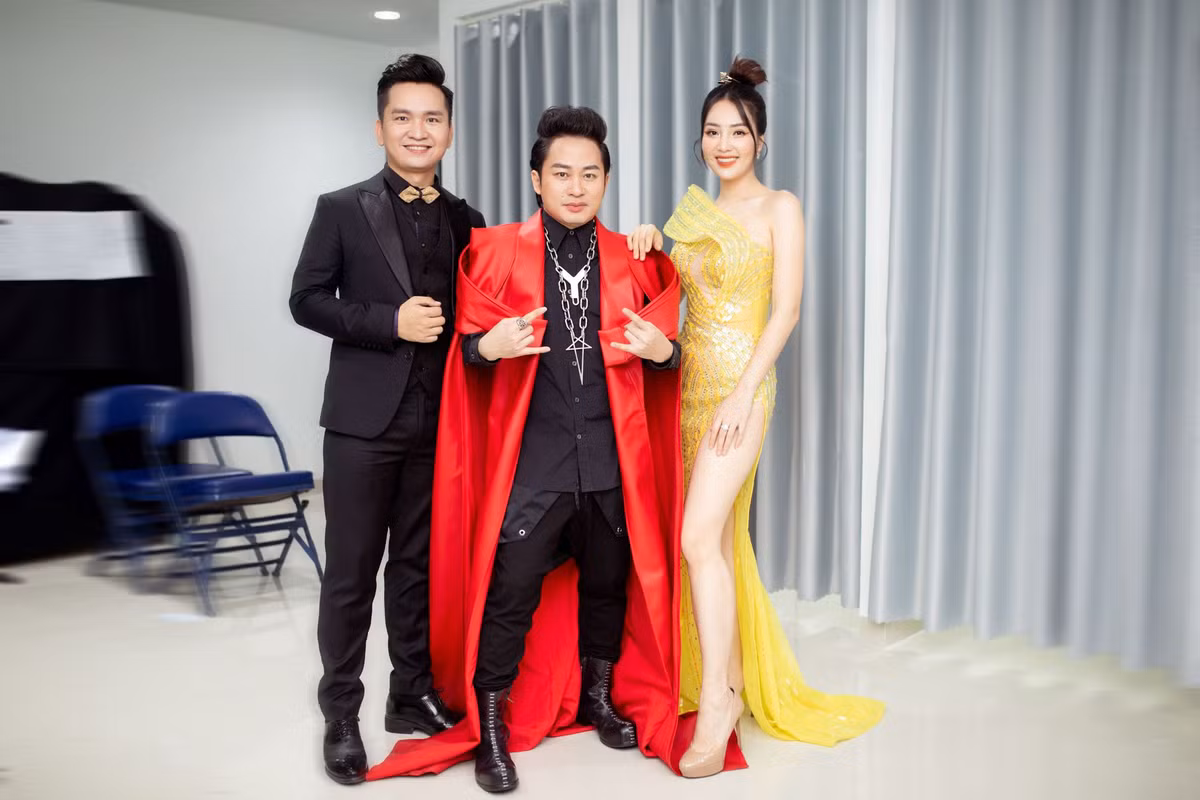 Á hậu Thuỵ Vân gặp sự cố, dẫn sóng trực tiếp - Hình 6 A hau Thuy Van gap su co, dan song truc tiep-Hinh-6