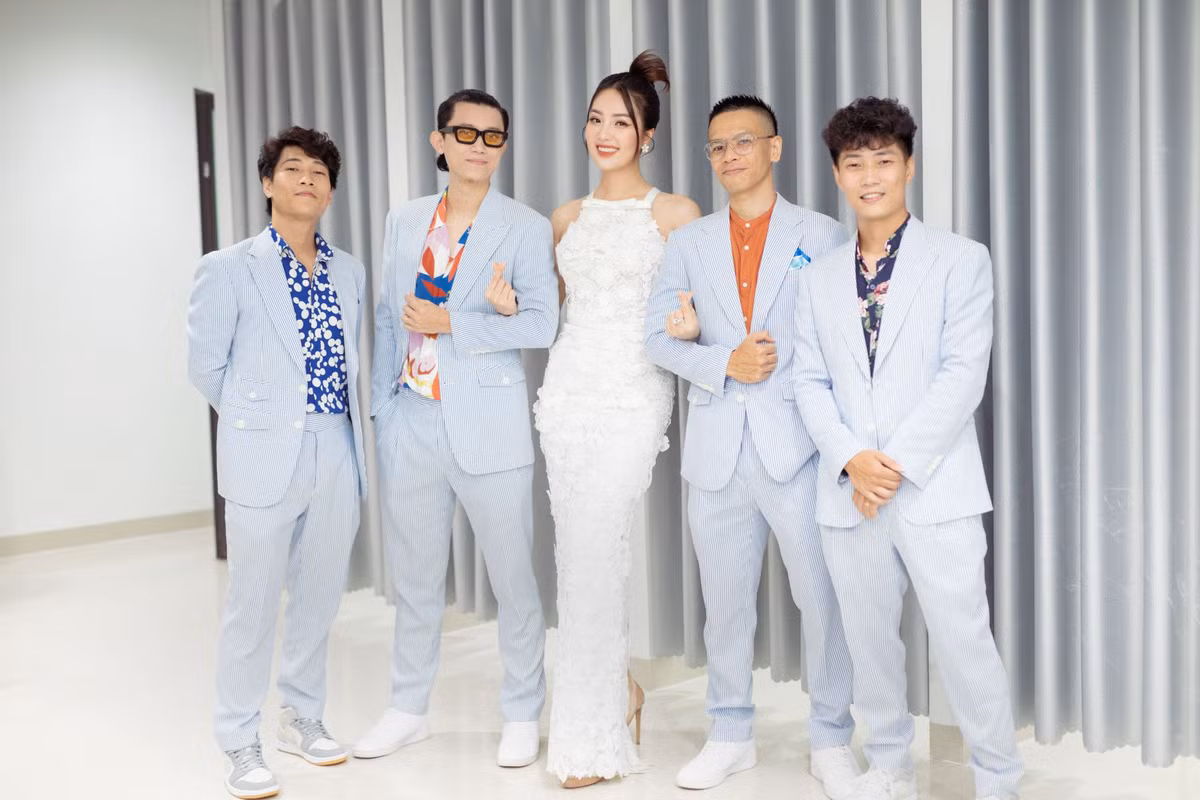 Á hậu Thuỵ Vân gặp sự cố, dẫn sóng trực tiếp - Hình 4 A hau Thuy Van gap su co, dan song truc tiep-Hinh-4