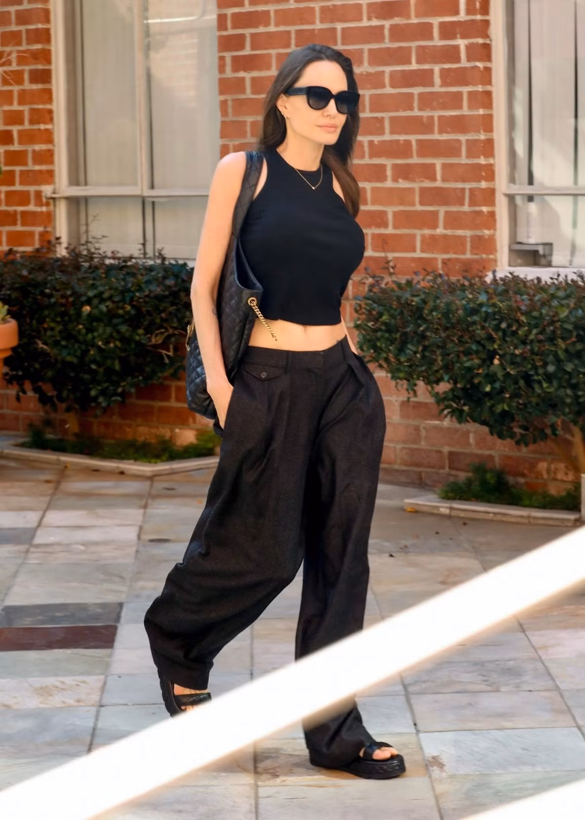 Lan khoe eo hiem hoi cua Angelina Jolie