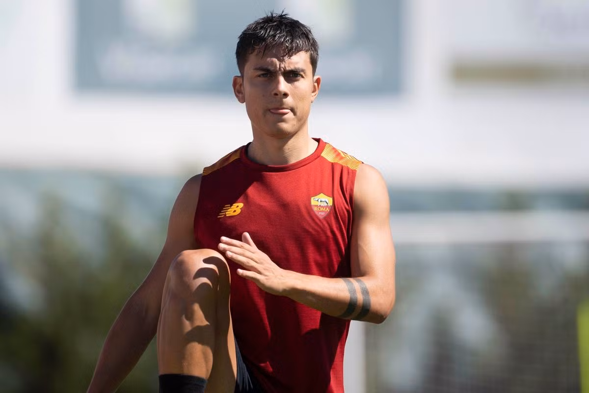 Paulo Dybala được dự đoán nghỉ thi đấu 6-8 tuần sau khi dính chấn thương đùi ở trận đấu giữa AS Roma và Lecce tại Serie A hồi đầu tháng 10. HLV Jose Mourinho cho biết ông sẽ rất tiếc nuối nếu Dybala không kịp dự World Cup 2022.