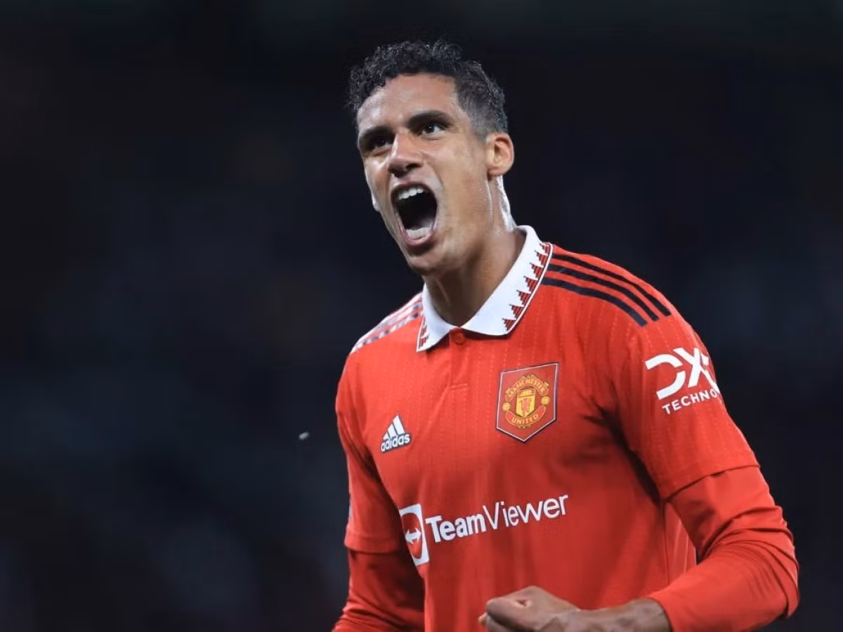 Raphael Varane gặp vấn đề ở cơ đùi sau trận hòa 1-1 của MU trước Chelsea cuối tháng trước. HLV Erik ten Hag xác nhận trung vệ này không thi đấu cho "Quỷ đỏ" đến ngày diễn ra World Cup 2022. Báo chí Anh dự đoán Varane nghỉ khoảng 4-5 tuần và còn hy vọng góp mặt trong đội hình của HLV Didier Deschamps.
