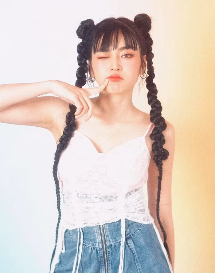Trong bộ ảnh mới, Đỗ Khánh Vân như đang "cưa sừng làm nghé" với phong cách Y2K năng động và cá tính. Cô chọn layout makeup tông cam Hàn Quốc quen thuộc, giúp cô trông trẻ ra được vài tuổi mặc dù đường nét trên gương mặt của cô vốn dĩ cũng đã khá trẻ trung.