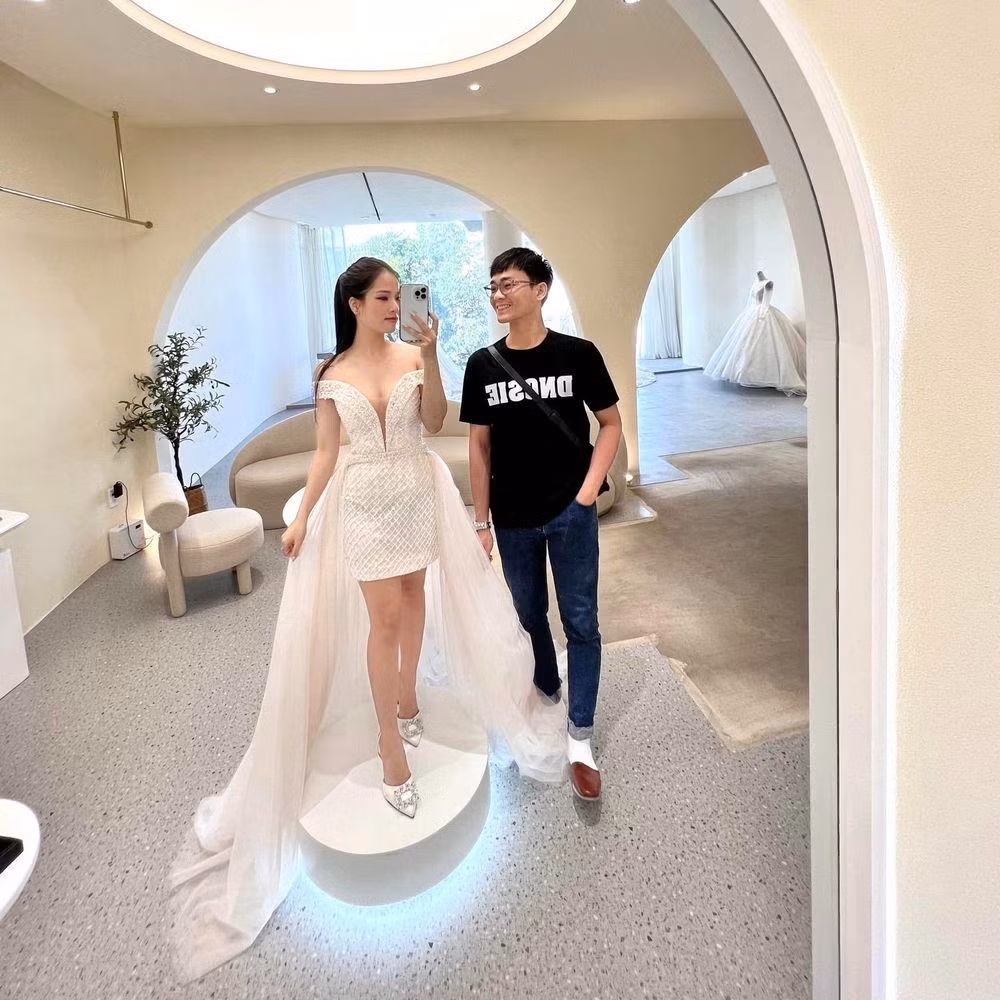 Các cô dâu Vbiz khoe hình xăm độc lạ khi mặc váy cưới - Hình 2 Cac co dau Vbiz khoe hinh xam doc la khi mac vay cuoi-Hinh-2