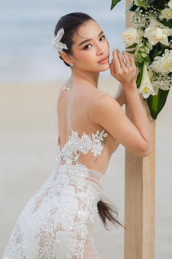Các cô dâu Vbiz khoe hình xăm độc lạ khi mặc váy cưới - Hình 9 Cac co dau Vbiz khoe hinh xam doc la khi mac vay cuoi-Hinh-9