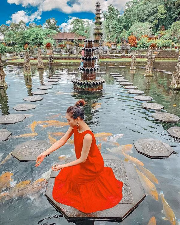 Sam nổi bật với chiếc đầm màu đỏ rộng thùng thình nhưng hở vai.