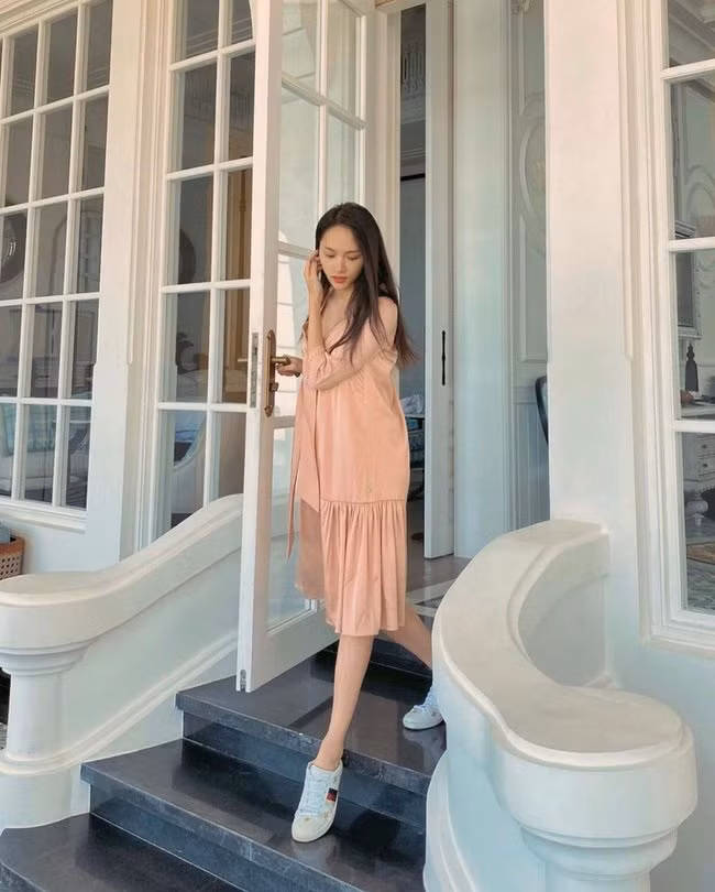 Giọng ca Tặng Anh Cho Cô Ấy nền nã với thiết kế tông hồng pastel dài tay.