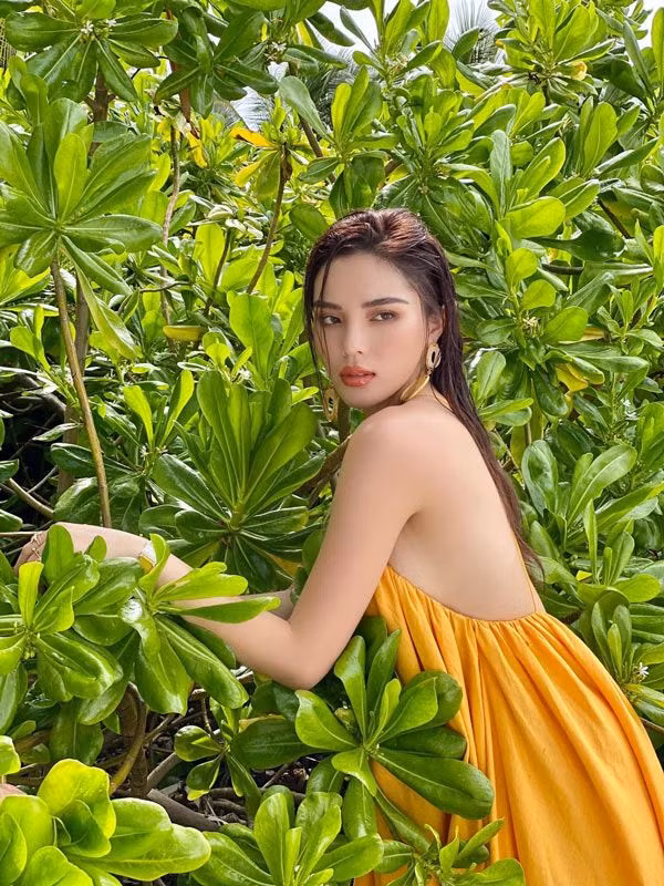 Kỳ Duyên mang đến hình ảnh lạ lẫm trong chiếc váy xoè giấu đí những đường cong gợi cảm. Dù vậy, chiếc váy vẫn giúp Kỳ Duyên khoe được tấm lưng trần nuột nà, vòng 1 căng tràn nhưng lại cho cơ thể được thoải mái hơn thay vì vì phải gò bó trong những set đồ ôm sát body.