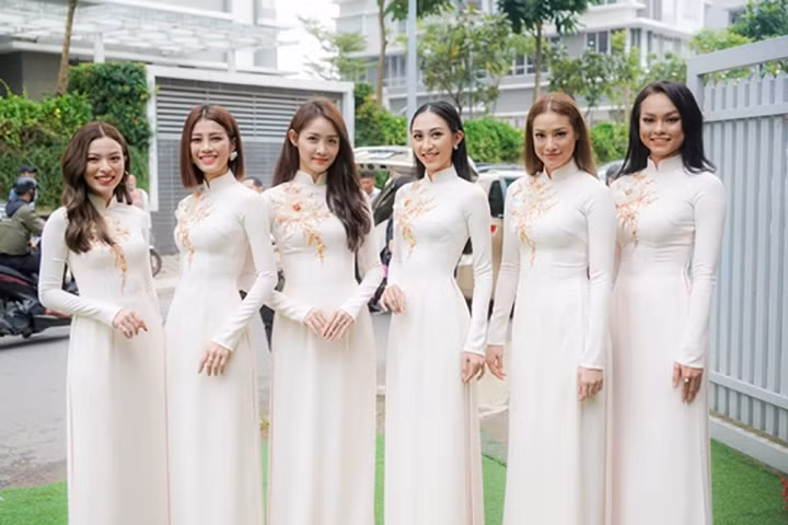 Trong lễ hỏi trước đó, dàn phù dâu xinh đẹp này cùng nhau diện áo dài trắng thướt tha khiến ai cũng phải ngắm nhìn.