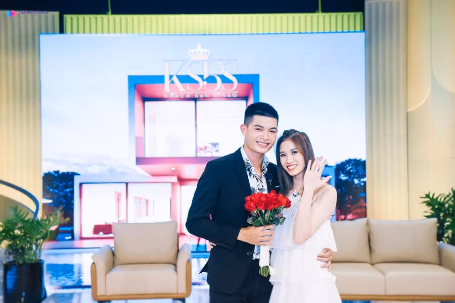 Lần hiếm hoi MC Tuấn Tú và anh trai Phan Anh khóc trên sóng VTV - Hình 2 Lan hiem hoi MC Tuan Tu va anh trai Phan Anh khoc tren song VTV-Hinh-2