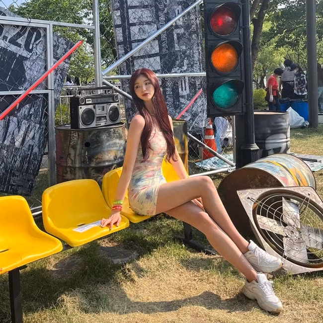 Gai xinh thoai mai lach luat ngam an mac tai le hoi bom nuoc-Hinh-13