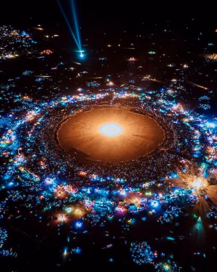 Bức ảnh chụp lễ hội âm nhạc, văn hóa và nghệ thuật Burning Man từ trên cao trông giống như một thiên hà trong vũ trụ.