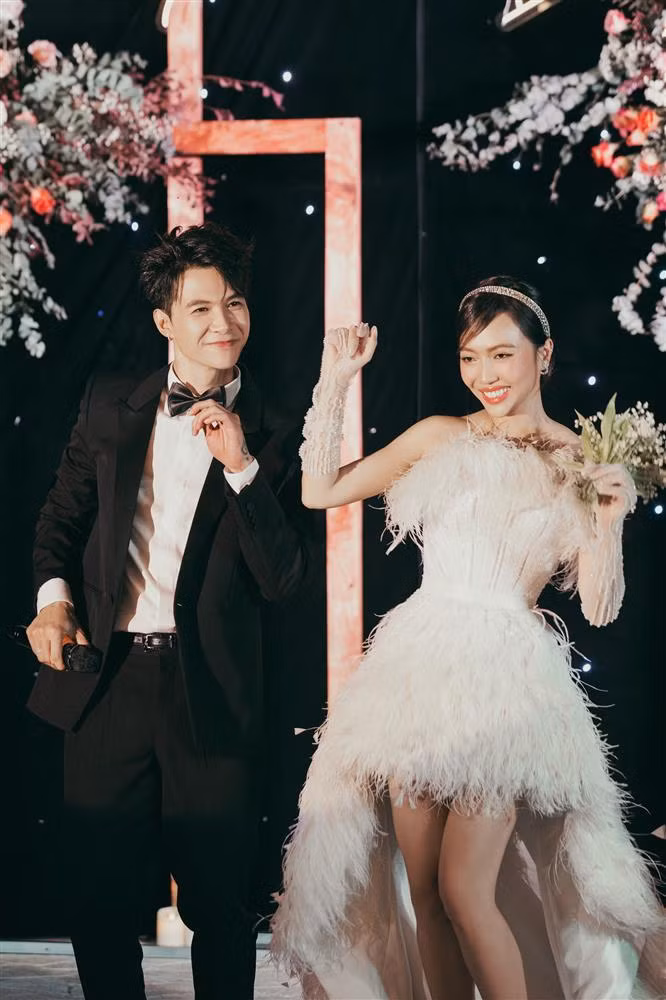 Bó hoa cưới "bằng cả tháng lương người bình thường" của Diệu Nhi - Anh Tú. Theo đó, trong tiệc cưới vào buổi tối, Diệu Nhi cầm bó hoa linh lan vô cùng đắt đỏ - loại hoa từng được Song Hye Kyo, Ngô Thanh Vân... sử dụng trong hôn lễ của mình. Cộng sự Diệu Nhi hé lộ bó hoa này rơi vào khoảng 13 triệu đồng. Tuy nhiên, số phận của "bó hoa bạc triệu" lại khiến nhiều người bất ngờ.