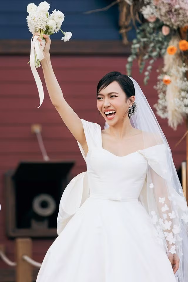 Bó hoa cưới đầu tiên của Diệu Nhi - Anh Tú.