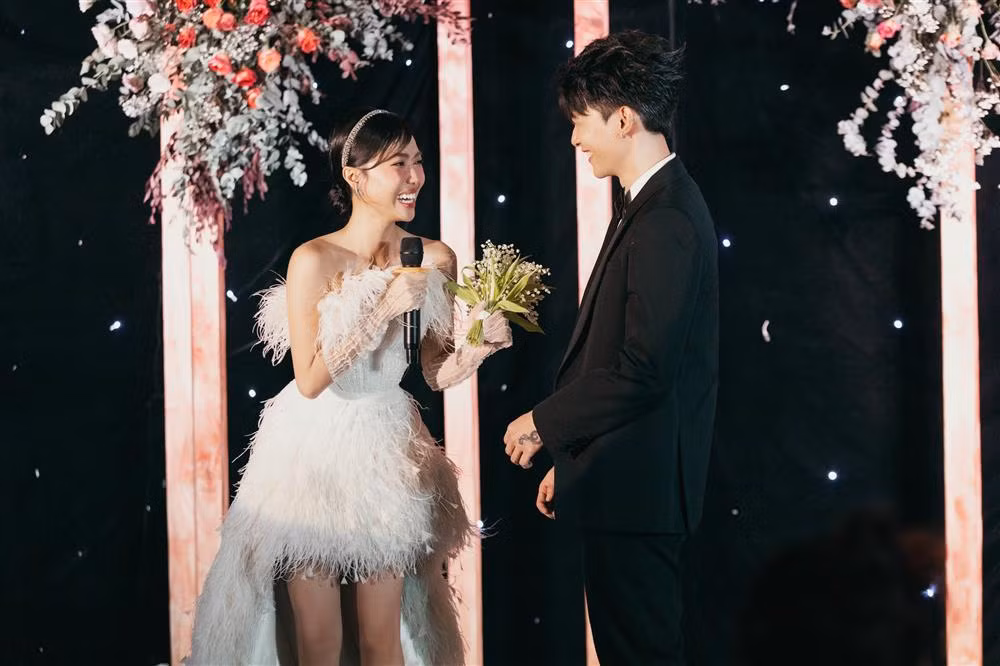 "Bằng một phép nhiệm màu nào đó thì người ta thấy bó hoa chục củ hạ cánh và... trôi trên bể bơi vô cực khu party, dập dìu theo tiếng nhạc BLACKPINK", cộng sự Diệu Nhi chia sẻ. Câu chuyện khiến nhiều người bật cười, không ngờ "bó hoa bằng cả tháng lương" bị "quăng" đi chỉ trong một nốt nhạc.