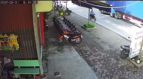 Khoảnh khắc người đàn ông bị xe đầu kéo cán trúng ở Hải Dương Khoanh khac nguoi dan ong bi xe dau keo can trung o Hai Duong