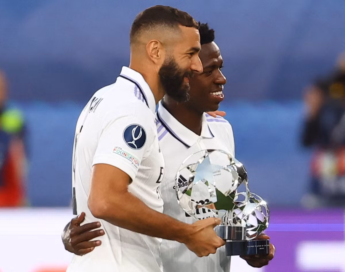 Trong sự hân hoan của CĐV, bộ đôi Karim Benzema và Vinicius Junior lần lượt nhận giải thưởng Cầu thủ hay nhất và Cầu thủ trẻ hay nhất Champions League 2021/22.
