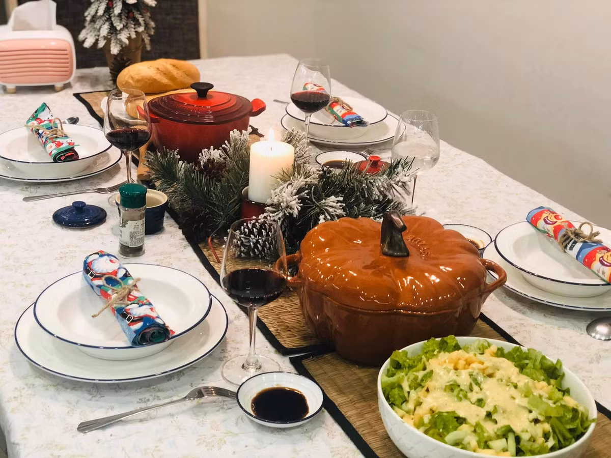 Đồ dùng cho bếp là tông nóng vì chị mệnh hỏa nên thích màu đỏ nhưng đồ bàn ăn thì lấy màu trắng cho dễ bày đồ. "Nồi gang nấu đồ ăn ngon, nhanh nhừ, tiết kiệm điện vì nhiệt tốt, nấu xong cho vào máy rửa bát được", chị Chi nói.