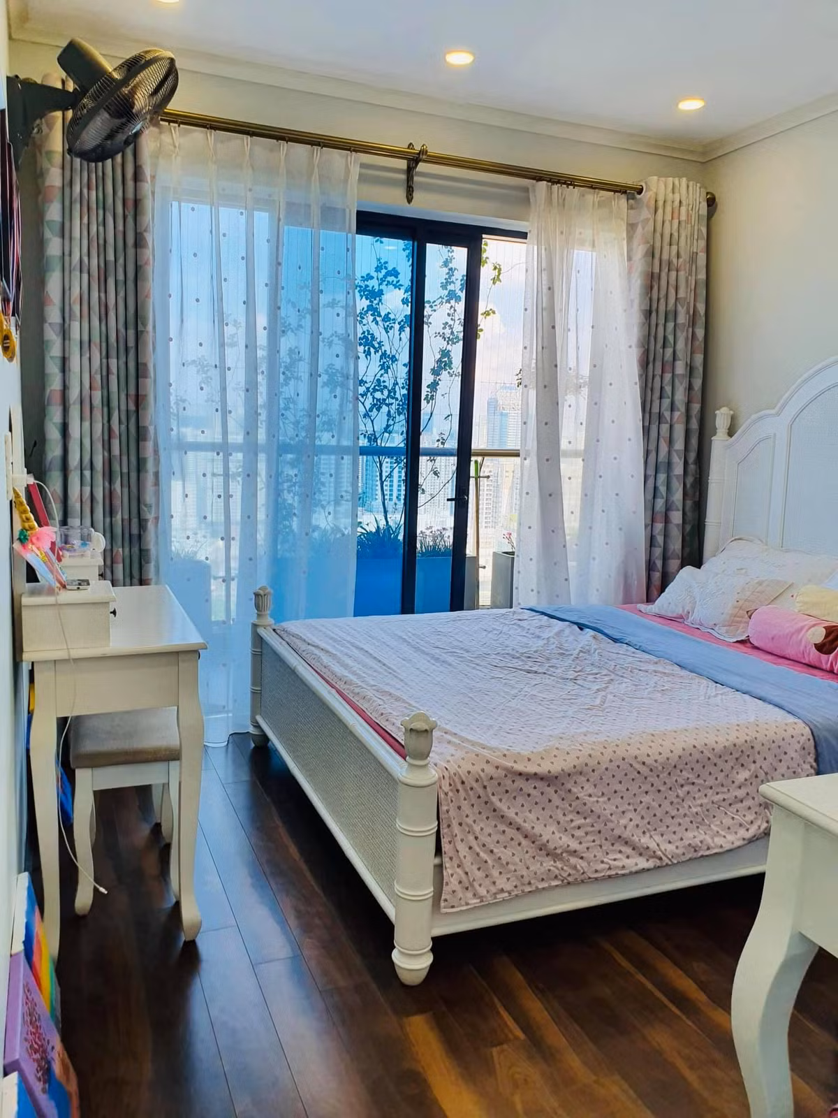 Căn hộ này chị Chi đã dành nhiều tâm huyết để thiết kế và có khoảng thời gian sống ở đây thật ý nghĩa. Vì một số lý do, cần đổi nơi ở rộng hơn nên chị đã bán đi. Tuy nhiên, nhờ vậy mà chị đã tích lũy được nhiều kinh nghiệm trong thiết kế và decor nhà cửa.