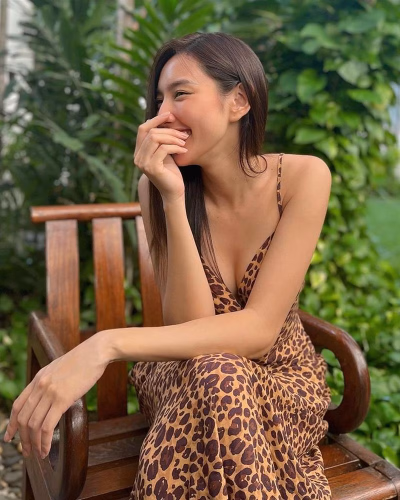 Hoa hau Thuy Tien thich mac dam ngu tu nha ra pho-Hinh-2