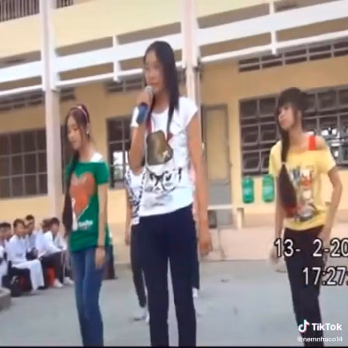 Cô cũng có một sự "đơ" nhất định khi biểu diễn.