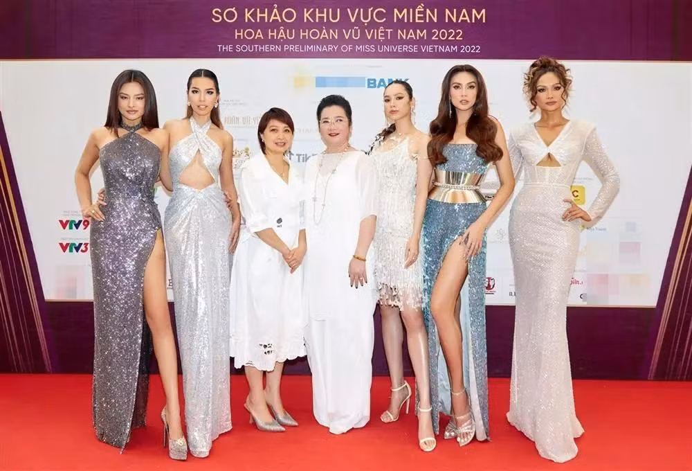 H'Hen Niê dù chỉ đứng rìa khung hình này vẫn dư sức "chặt chém" các đàn chị trong nghề như Vũ Thu Phương, Hà Anh, Võ Hoàng Yến, Hoàng My. Không thể phủ nhận vẻ đẹp của mỹ nhân Ê Đê lẫn body nổi bật, đẹp như tạc tượng.