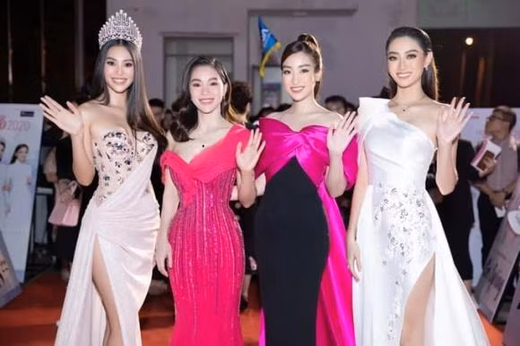 Khi nhìn bức ảnh này, có lẽ mọi ánh mắt sẽ hướng vào hoa hậu Tiểu Vy với sắc vóc rực rỡ, nổi bật.