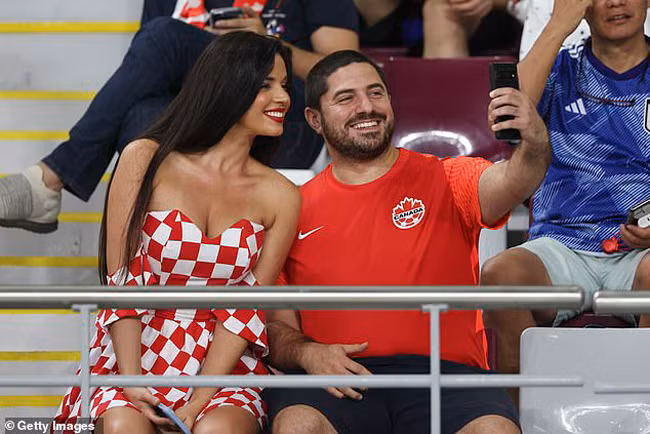 Vì đây là trận đấu sẽ quyết định quyền đi tiếp vào sâu World Cup 2022 của 2 quốc gia này. Ngoài không khí hồi hộp trên sân của các cầu thủ thì các cổ động viên xinh đẹp cũng đã "hâm nóng" khán đài.