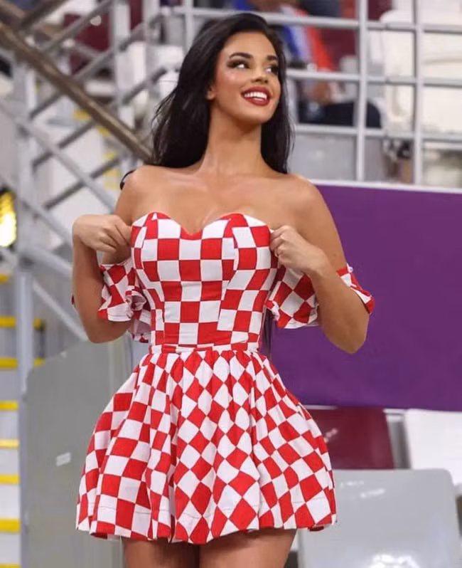 Ivana Knoll, nữ người mẫu đến từ Croatia, gây tranh cãi từ đầu mùa giải đến nay khi bất chấp mặc trang phục hở hang đến cổ vũ cho đội nhà tại Qatar.