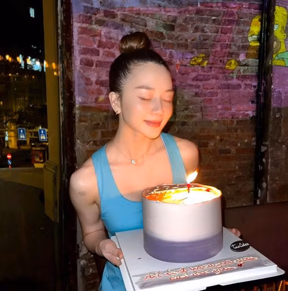 Thieu Bao Trang vui ve mung sinh nhat ben em gai ruot-Hinh-2