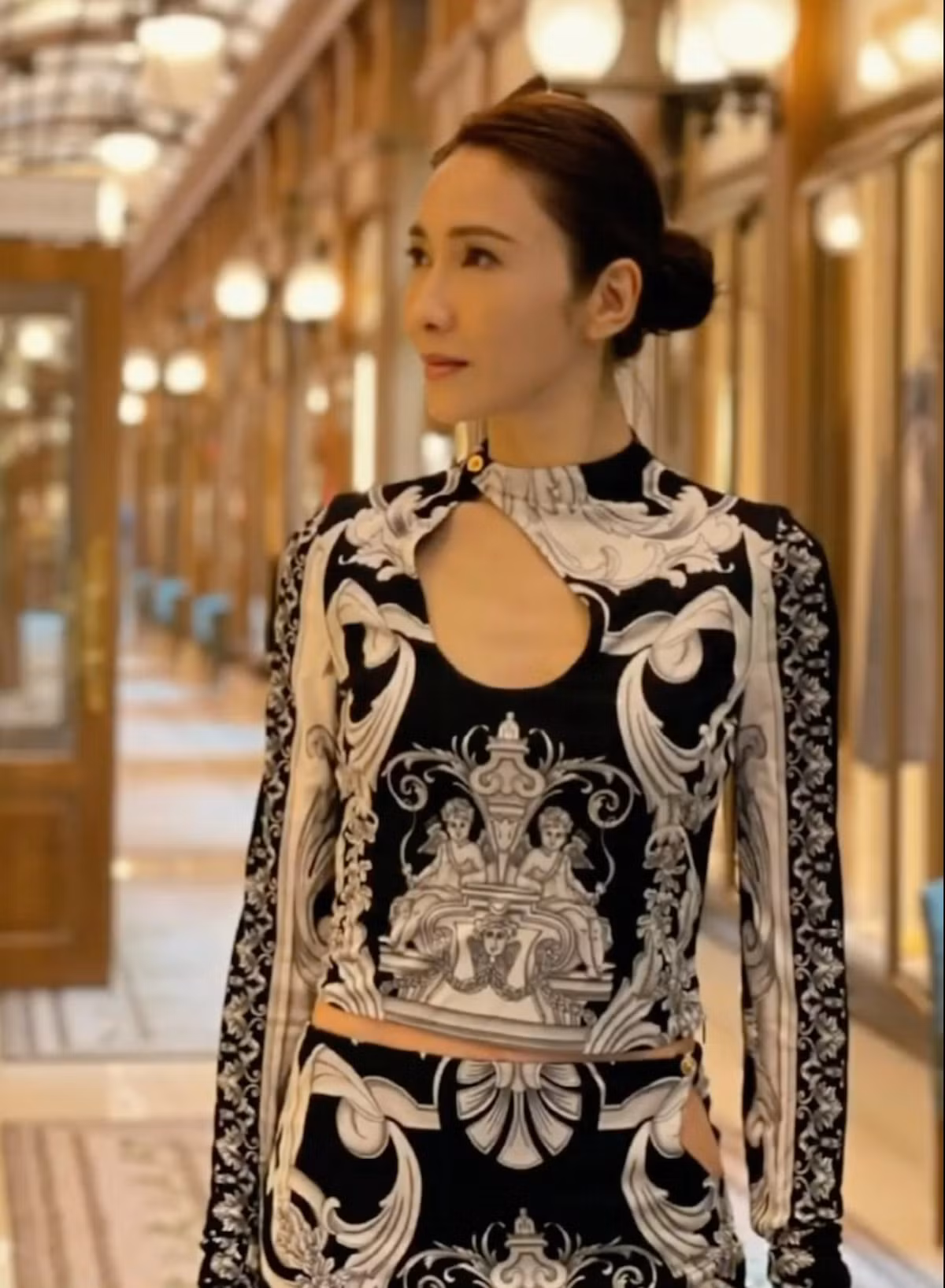 Lê Tư sinh năm 1971, trong gia đình giàu truyền thống nghệ thuật. Nhờ ngoại hình nổi bật cùng diễn xuất tài tình, Lê Tư trở thành Hoa đán của đài TVB với những bộ phim ăn khách nhất nhì như Ỷ Thiên Đồ Long ký bản 2000, Lò võ Thiếu Lâm, Thâm cung nội chiến. Năm 2008, Lê Tư giải nghệ sau khi em trai gặp biến cố lớn. Cô lui về chăm sóc gia đình nhỏ, quản lý thẩm mỹ viện của em trai và phát triển công việc kinh doanh.