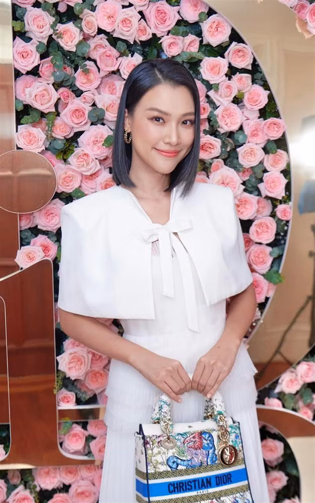 Dù đã ngoài 30 và qua sinh nở, nữ MC vẫn giữ được ngoại hình xinh đẹp, vóc dáng gọn gàng, gợi cảm.