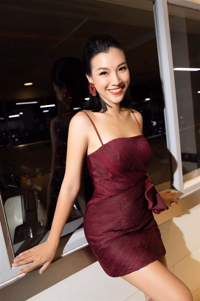 br/> Ngắm nhìn những bức ảnh cũ, nhiều người cũng cho rằng Hoàng Oanh của 10 năm trước và hiện tại gần như không có sự thay đổi, nhan sắc "bền vững" theo thời gian.