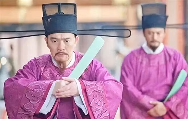 Vi dai than nao ca gan giao huan hoang de Gia Luat Tong Chan?