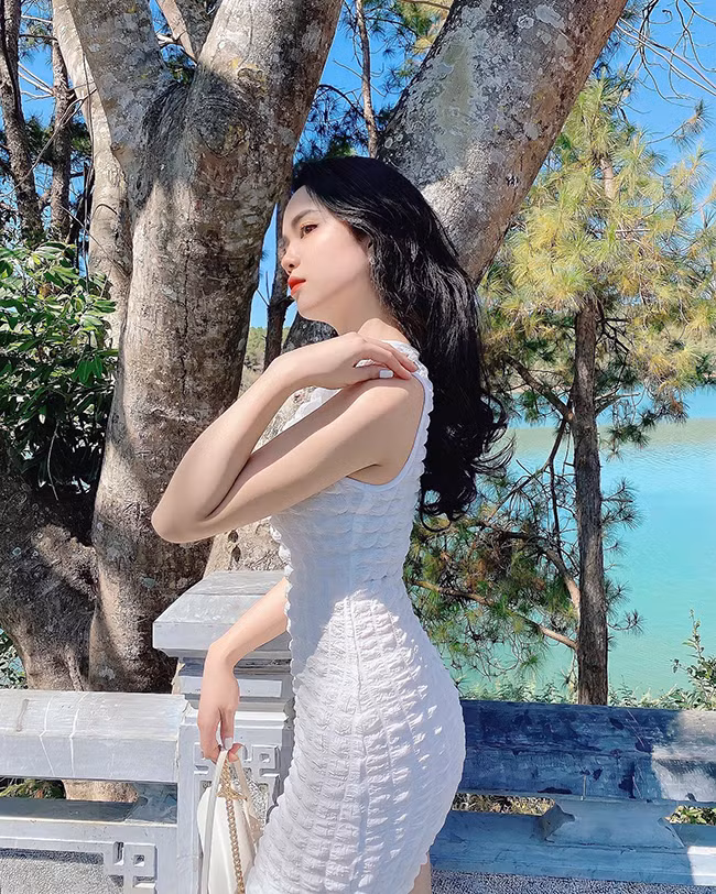 "Theo mình, chỉ cần hở một chút để tôn lên vẻ đẹp cơ thể, không khoe da thịt quá đà là được. Tuy nhiên, trang phục cũng chỉ là để thêu hoa dệt gấm, sự quyến rũ của một người con gái còn phụ thuộc vào nhiều yếu tố khác như hình thể, thần thái, cách trang điểm", cô nói.