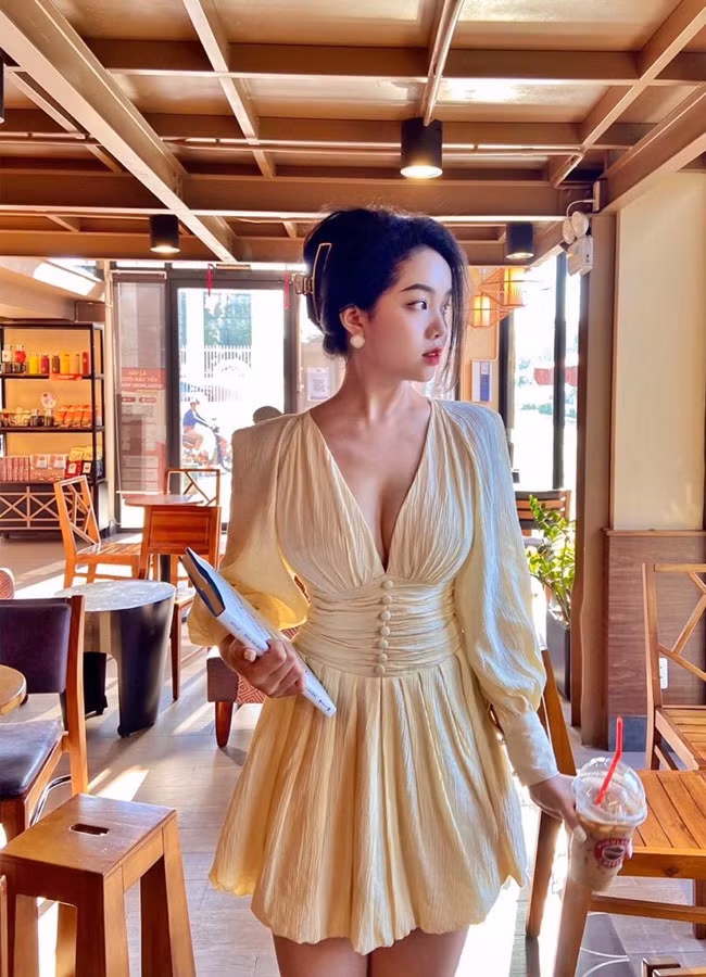 Ở ngoài đời, Thiện Mỹ gây ấn tượng bởi nhan sắc xinh đẹp cùng vóc dáng quyến rũ.