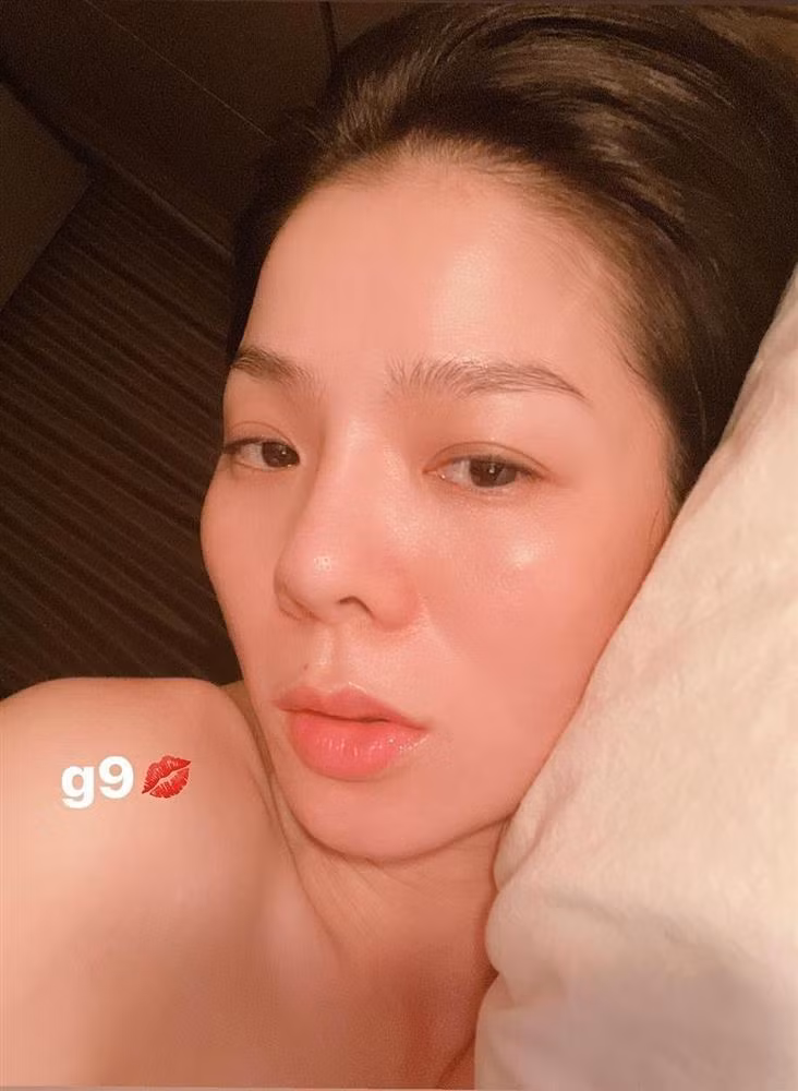 br/> Cách đây ít giờ, Lệ Quyên vừa khoe ảnh selfie trước khi đi ngủ khiến dân mạng khá bất ngờ. Từng có thời gian nữ ca sĩ bị nhận xét là kém sắc, thậm chí còn được khuyên đi phun xăm môi để trông tươi tắn hơn nhưng hiện tại, dù chẳng can thiệp thẩm mỹ, gương mặt cô đã dần ổn hơn. Mặt mộc Lệ Quyên trong ảnh selfie mới nhất được đánh giá cao vì không hề có bất cứ dấu hiệu tuổi tác nào.