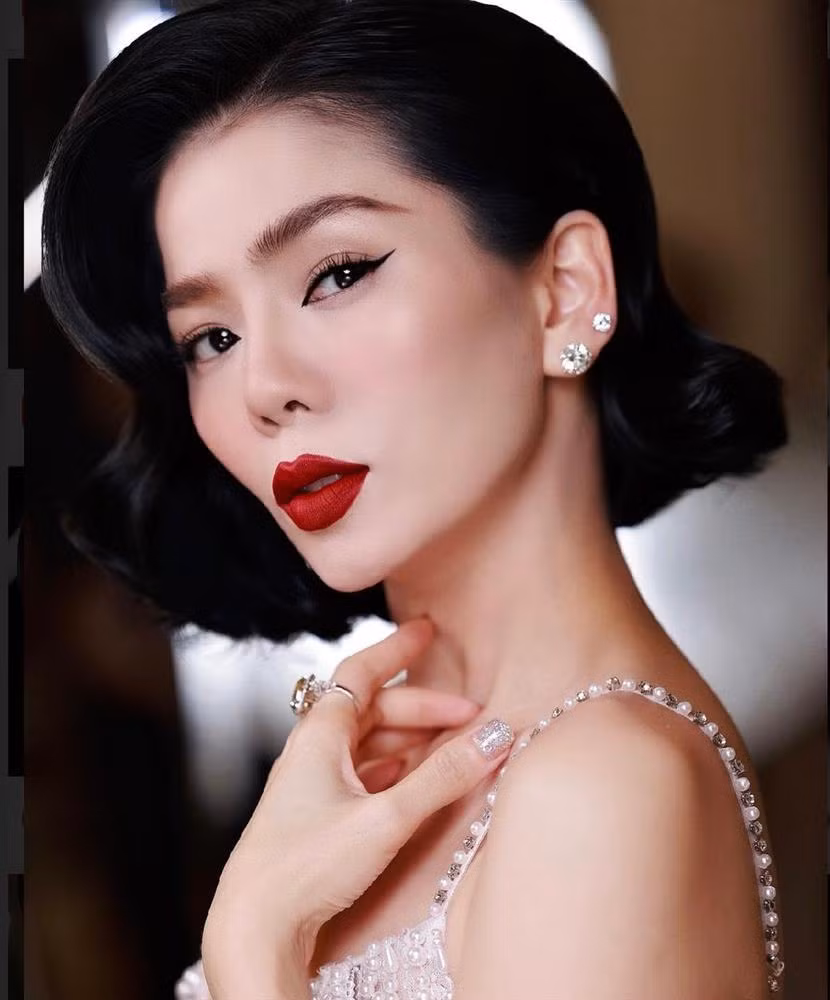 Với mặt mộc không tì vết cùng ngũ quan hài hòa, mỗi lần Lệ Quyên họa mặt là lập tức trở nên quyền lực hơn hẳn.