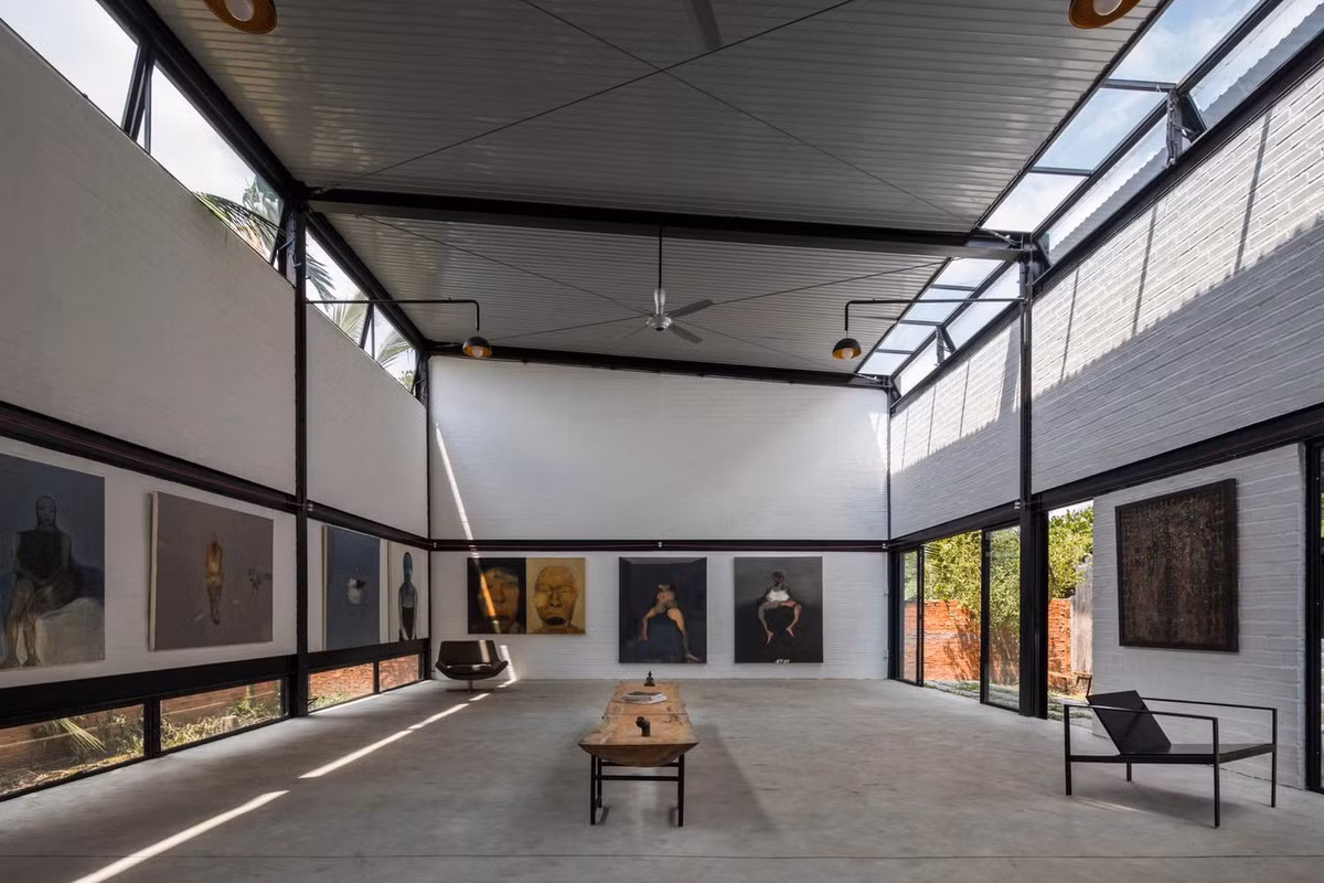 Trong khối studio, các cửa sổ ruy băng được thiết kế ở trên cùng và dưới cùng của bức tường để tạo sự thông thoáng.