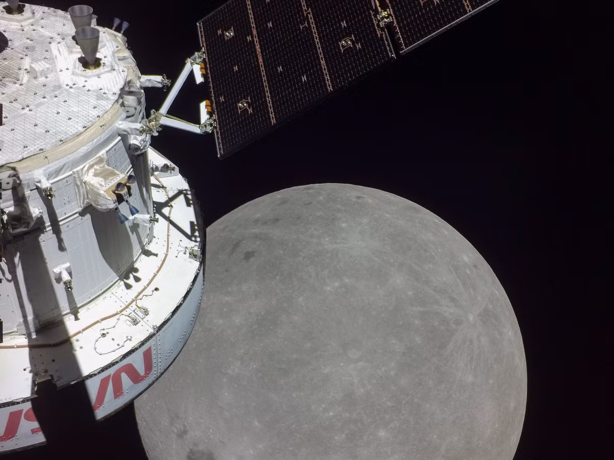 Orion tiếp cận thành công bề mặt Mặt Trăng vào ngày 21/11, vị trí cách bề mặt khoảng 130 km. Đây là giai đoạn quan trọng của quá trình đổi hướng để tàu vũ trụ đi vào quỹ đạo. Một động cơ khác sẽ được kích hoạt để hỗ trợ quá trình này.
