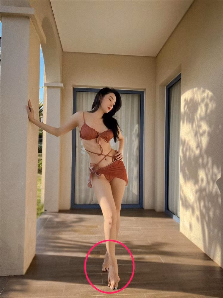 Tuy nhiên có một điểm mà Minh Hằng không thèm photoshop, đó là bàn chân.