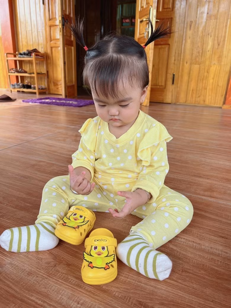 Con gái Mạc Văn Khoa gia nhập hội nhóc tỳ sành điệu nhất Vbiz - Hình 10 Con gai Mac Van Khoa gia nhap hoi nhoc ty sanh dieu nhat Vbiz-Hinh-10