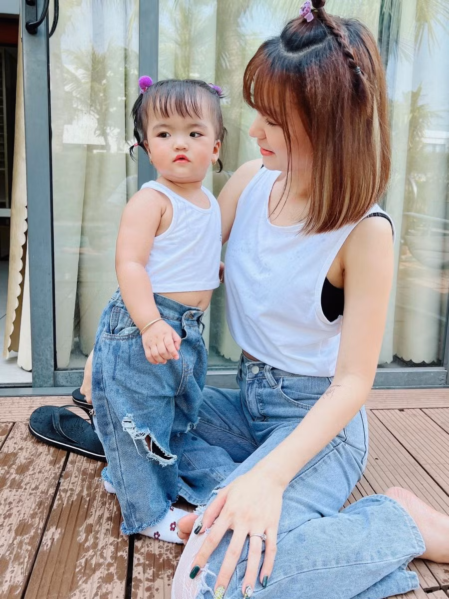Con gái Mạc Văn Khoa gia nhập hội nhóc tỳ sành điệu nhất Vbiz - Hình 3 Con gai Mac Van Khoa gia nhap hoi nhoc ty sanh dieu nhat Vbiz-Hinh-3