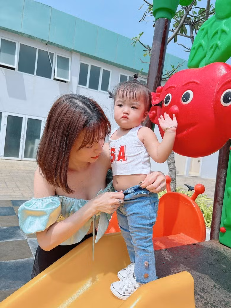 Con gái Mạc Văn Khoa gia nhập hội nhóc tỳ sành điệu nhất Vbiz - Hình 4 Con gai Mac Van Khoa gia nhap hoi nhoc ty sanh dieu nhat Vbiz-Hinh-4