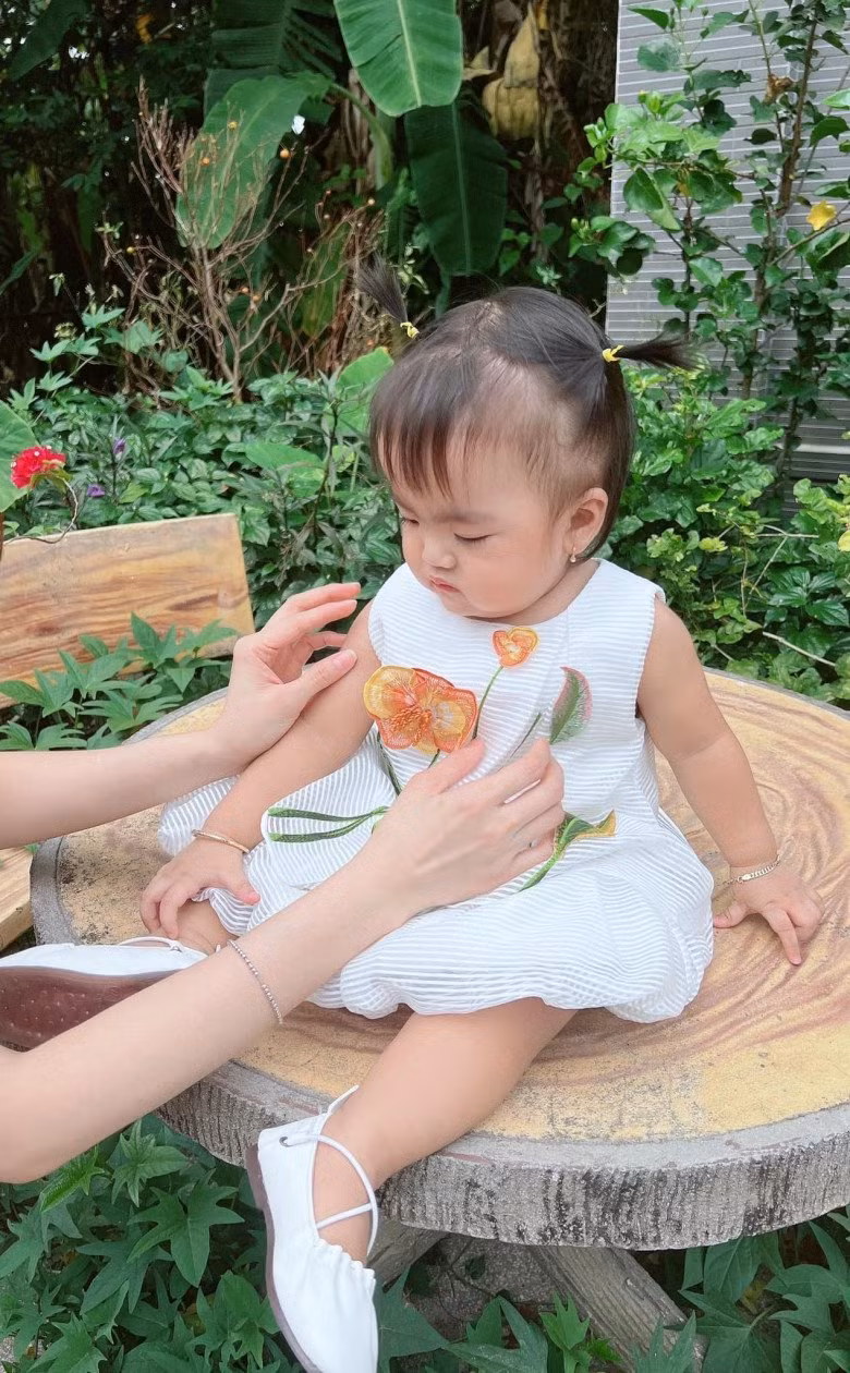 Con gái Mạc Văn Khoa gia nhập hội nhóc tỳ sành điệu nhất Vbiz - Hình 9 Con gai Mac Van Khoa gia nhap hoi nhoc ty sanh dieu nhat Vbiz-Hinh-9