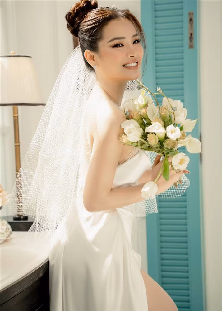 "Bản thân mình từ khó khăn đi lên nên Trinh luôn cố gắng chia từng quỹ. Mọi người thấy vậy thôi chứ Trinh phân ra rất nhiều ví nhỏ bao gồm tiền thuốc thang, tiền cho gia đình, tiền cho sở thích đặc biệt, tiền cho quỹ chung của gia đình. Phải như thế đến lúc có việc cần lo lắng cho cuộc sống mình cũng yên tâm phần nào", cô chia sẻ.